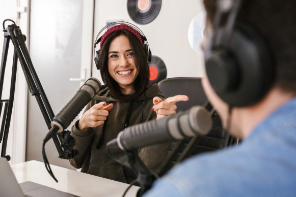 الفرق بين البودكاست والبرودكاست